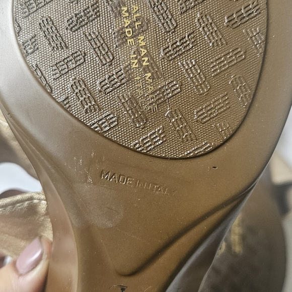 Italian Shoemakers Sandals Thong Toe Low Wedge Heel Womens Size 8 Gold Tone EUC - Picture 5 of 6